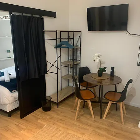 Apartament 3 Voyageurs, T2 Calme & Confortable, Tour Eiffel Accessible A Pied Paryż